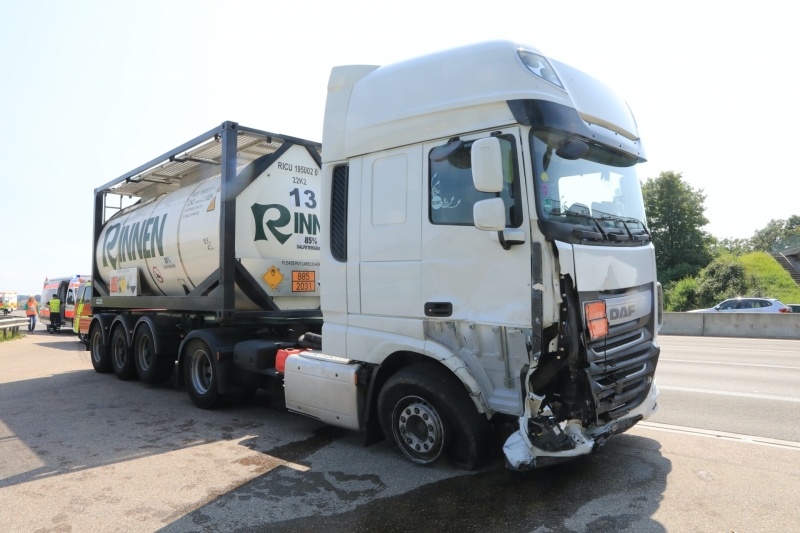 2021-08-21_A8_Leipheim_Unfall_Feuerwehr_Zwiebler_210821_A8Leipheim_raz_01