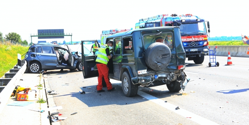 2021-08-21_A8_Leipheim_Unfall_Feuerwehr_Zwiebler_210821_A8Leipheim_raz_04