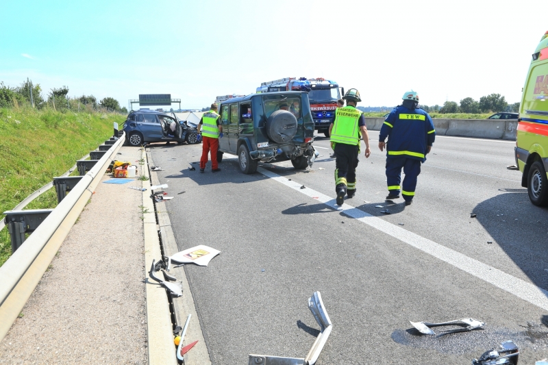 2021-08-21_A8_Leipheim_Unfall_Feuerwehr_Zwiebler_210821_A8Leipheim_raz_05