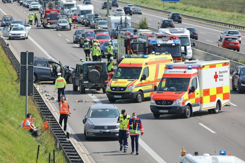 2021-08-21_A8_Leipheim_Unfall_Feuerwehr_Zwiebler_210821_A8Leipheim_raz_21