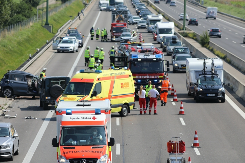 2021-08-21_A8_Leipheim_Unfall_Feuerwehr_Zwiebler_210821_A8Leipheim_raz_22