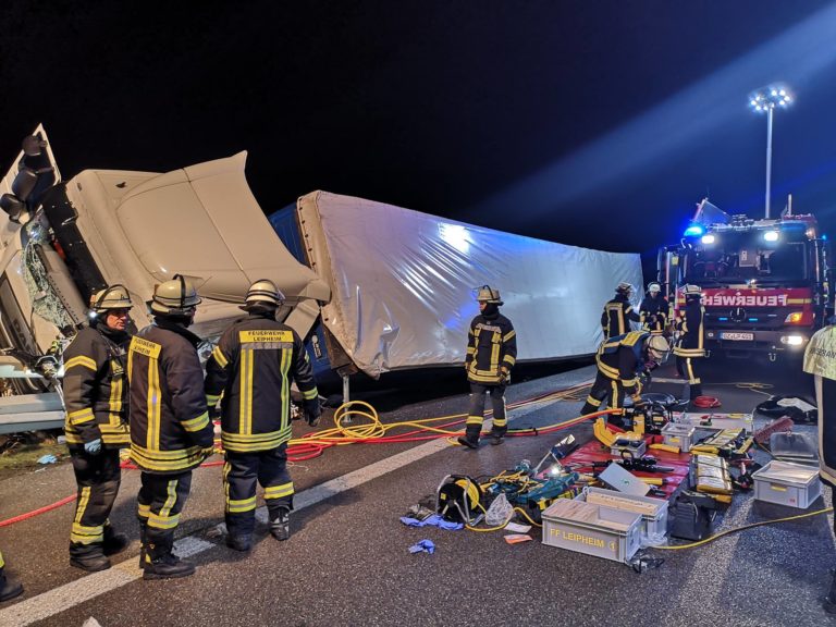 A8: Schwerer Verkehrsunfall mit LKW | Feuerwehr Leipheim