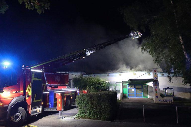 Flammen einer brennenden Mülltonne greifen auf Kindergarten über